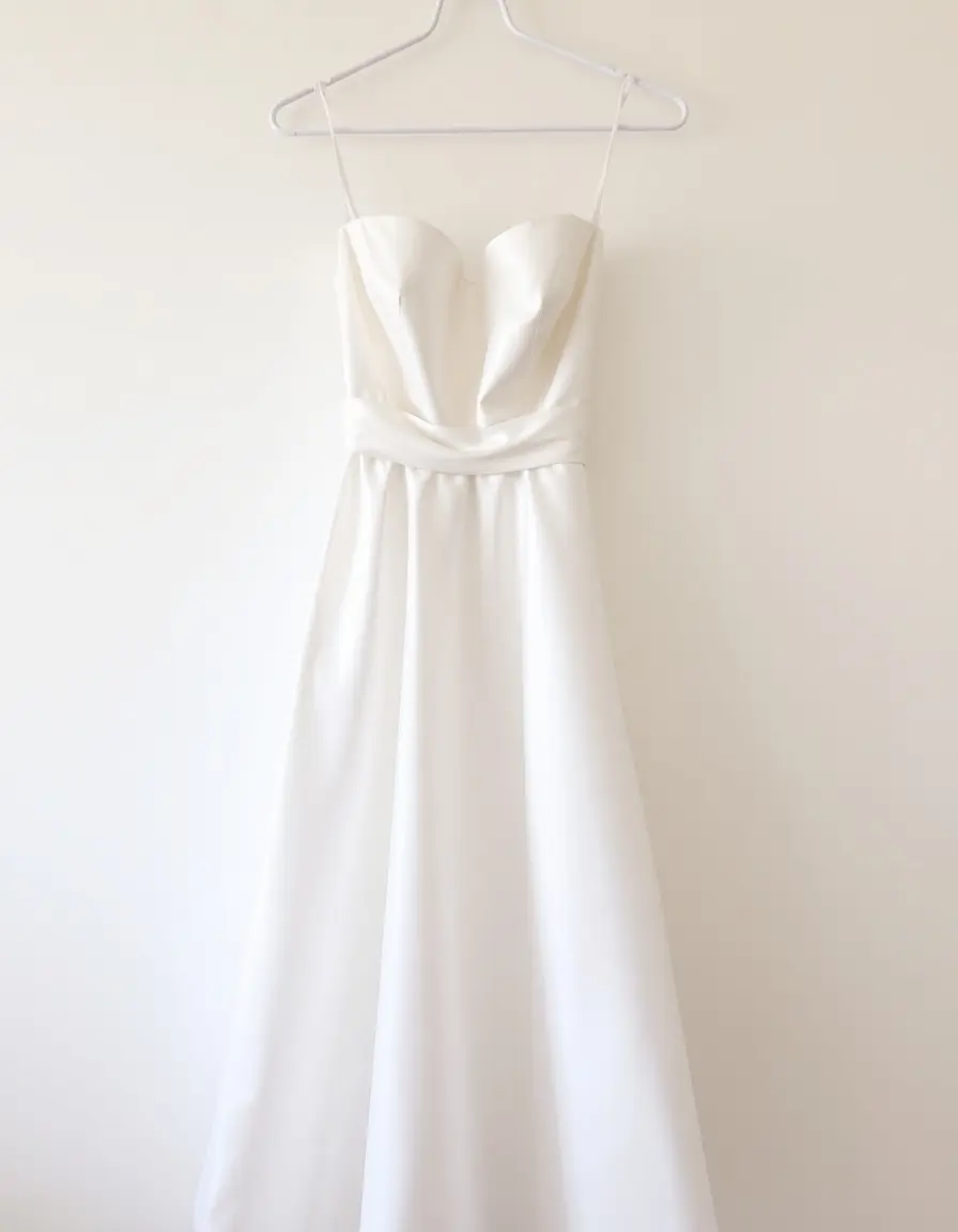 Robe de mariée simple en satin blanc