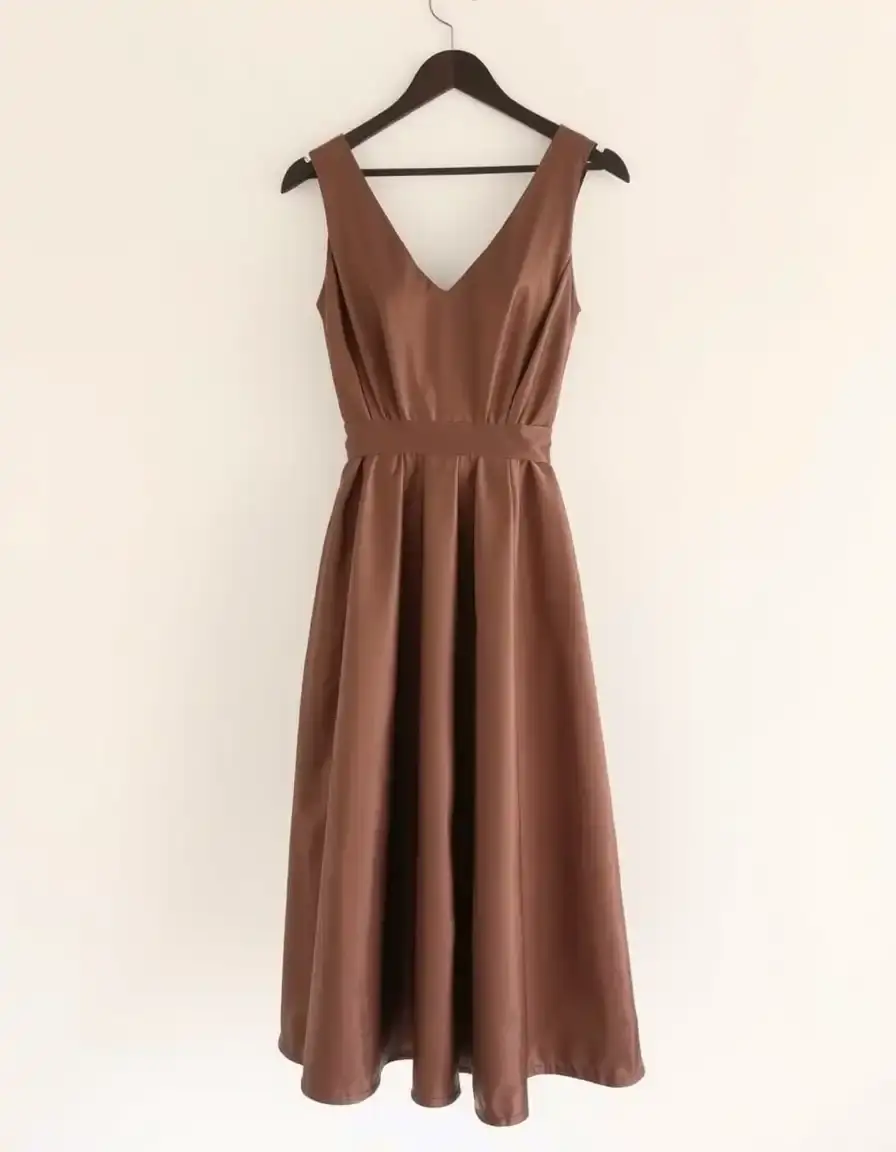 Robe de mariée courte en satin simple et élégante