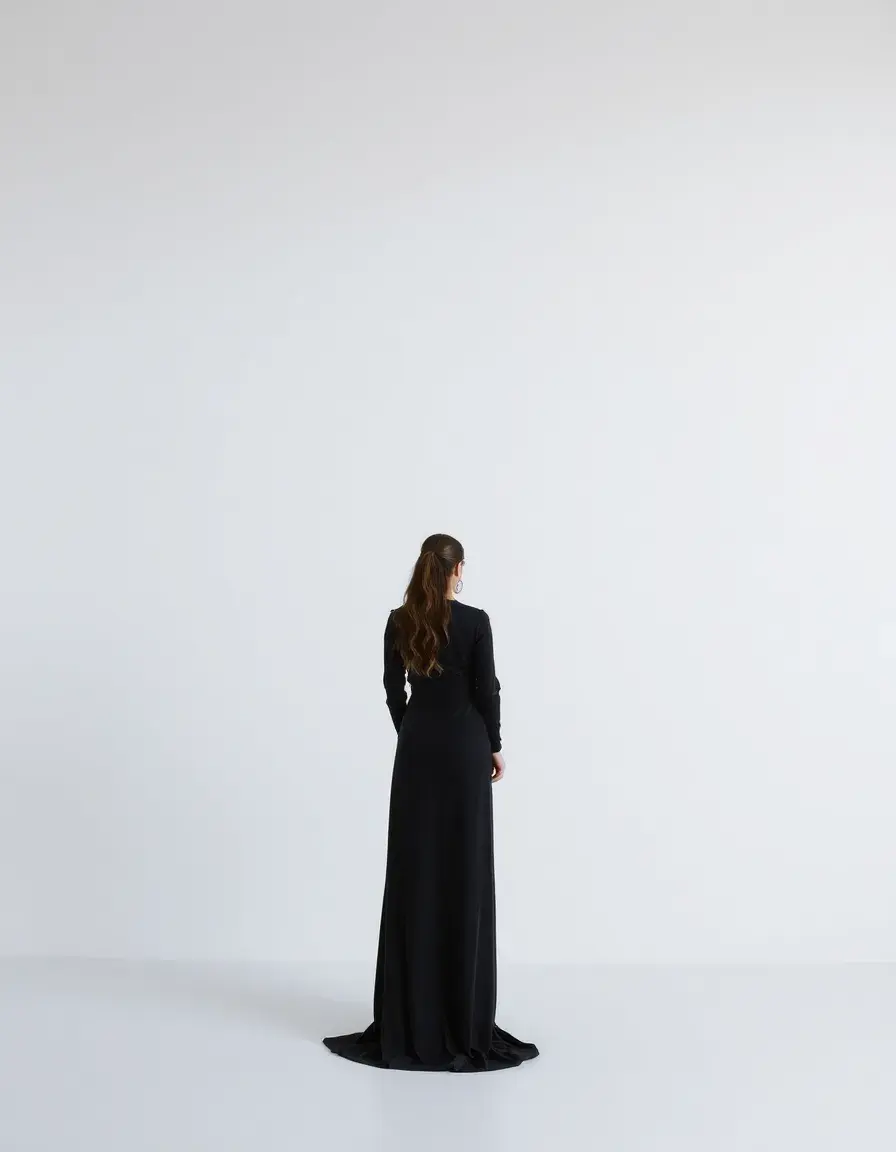Robe longue noire en satin brillant