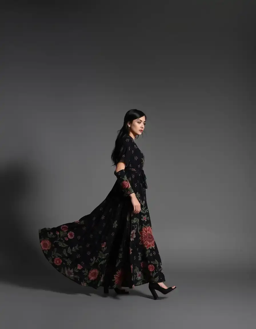 Robe noire longue avec imprimés discrets