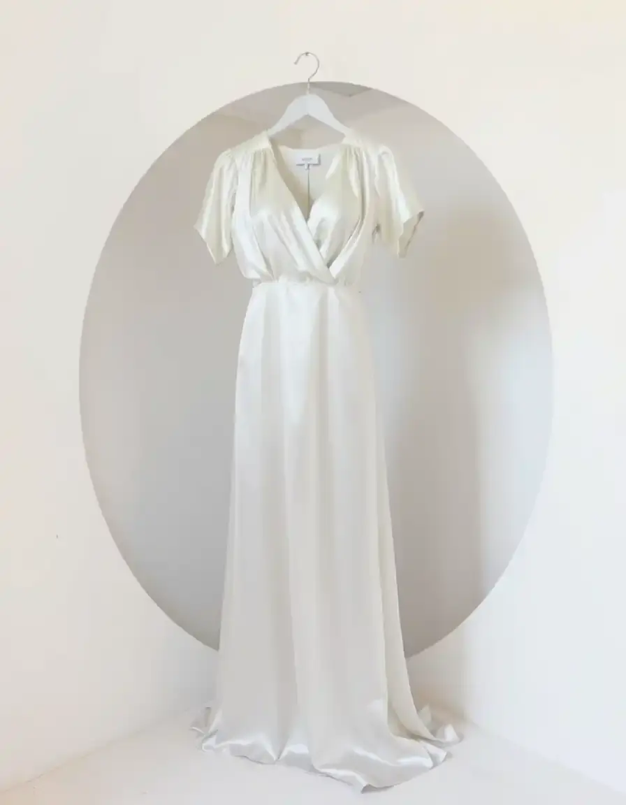 Robe blanche longue en satin